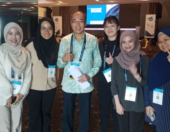 Dato Seri with students